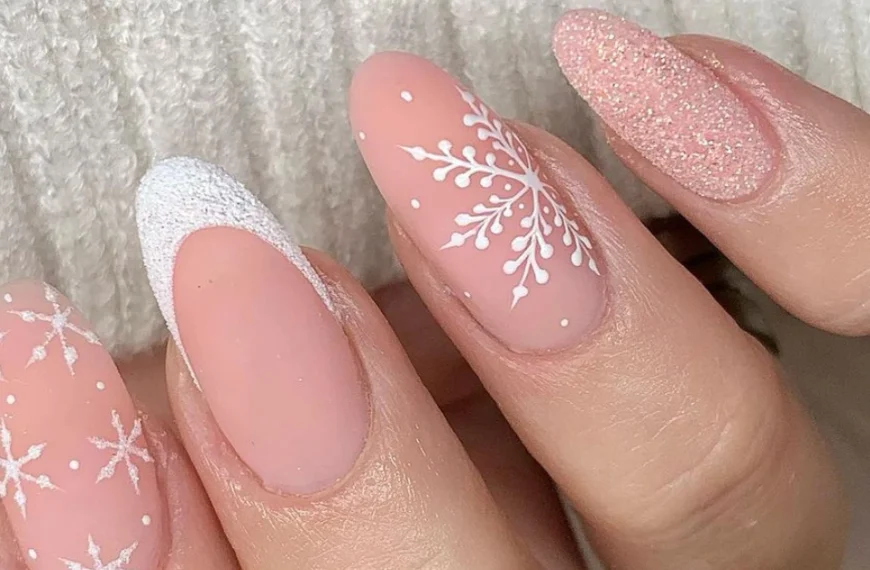 40 Nude Christmas Nails: My Personal Favorites 2024