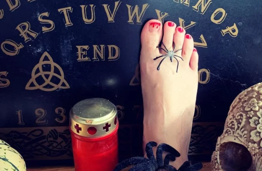halloween toe nails