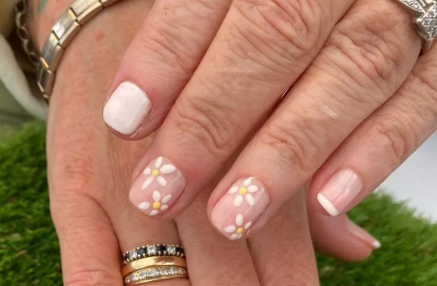 summer daisy nails