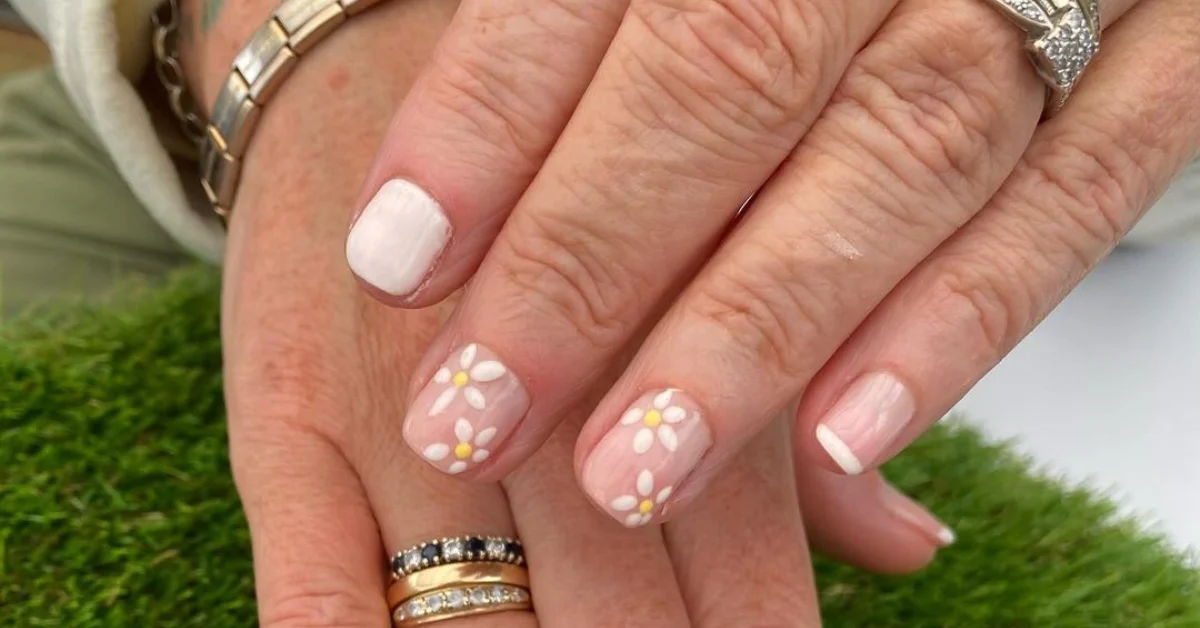 summer daisy nails